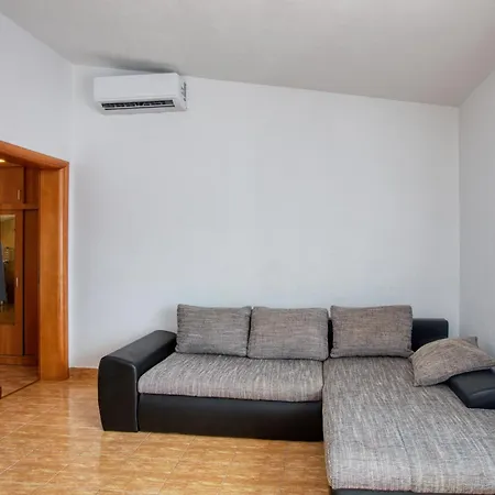 Apartman With Parking Space - 21593 *